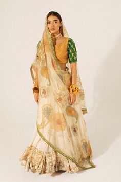 Mayun Bride, Bridal Dupatta, Dress Inspo, Indian Designer Outfits, Luxury Bridal, Indian Attire