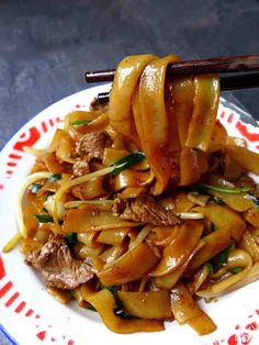 Beef Chow Fun (Beef Ho Fun, 干炒牛河) | Red House Spice Beef Chow Fun Recipe, Chinese Rice Noodles, Chow Fun Noodles, Beef Chow Fun, Rice Noodles Recipe, Chow Fun Recipe, Thick Rice Noodles, Chow Fun, Asian Noodle Recipes