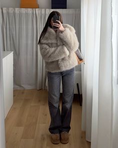 ig: une_pestee #zara #zarastyle #zaraoutfit #zarajacket #zarajean #outfit #outfitideas #outfitstyle #outfitideasforwomen #uggtazz #uggs #uggseason Fur Jacket Outfits, Fall Work Outfits For Women, Fur Coat Outfits, Fall Work Outfit, Fur Jacket Outfit, Fall Work Outfits, Coat Outfit Casual, Cold Outfit, Fur Outfit