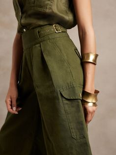 Evoke an adventuresome spirit, this explorer pant mixes utilitarian details with a high-rise-silhouette and flowing, wide-leg for feminine appeal.  Finished with a sturdy double-belted closure, these culottes make an easy choice for warm-weather days Kenya Fashion, Japanese Fashion Women, Paperbag Hose, Breezy Outfit, Ralph Lauren Womens Clothing, Classy Outfits For Women, Dad Sneakers, Banana Republic Women, Be Real