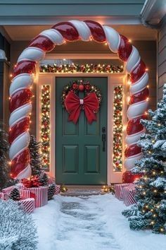 Christmas In Wonderland, Large Christmas Bulbs Outside, Diy Large Yard Christmas Ornaments, Winter Wonderland Yard Decorations, Christmas Outdoor Garland Ideas, Christmas Yard Decorations Ideas, Christmas Curb Appeal, Outdoor House Christmas Decorations, Christmas Inflatables Outdoor Ideas