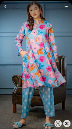 Salwar Neck Patterns, Simple Dress Casual, Eastern Dresses, Pakistani Clothes, Blouse Casual Fashion, Casual Wear Dress, Beautiful Dress Designs, Embroidery Designs Fashion, Lawn Suits