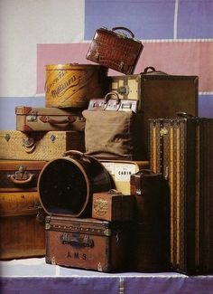 Ze zijn zo makkelijk te stapelen Old Luggage, Old Trunks, Vintage Trunks, Hat Boxes, Vintage Things, Vintage Life