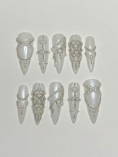 Gem White Nails, Gold Bead Nails, Creative White Nails, Chain On Nails, White Pearl Nails Design, Nail Pearl Design, Nails Pearls Design, Pearl Bead Nails, Long White Nails With Designs