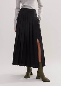 Wool-Blend Pleated Skirt Black Trending Skirt, Pleated Maxi Skirt Outfit, Maxi Skirt Outfits, Pleated Long Skirt, Chic Skirts, Black Pleated Skirt, Skirt Trends, Pleated Maxi Skirt, Half Skirt