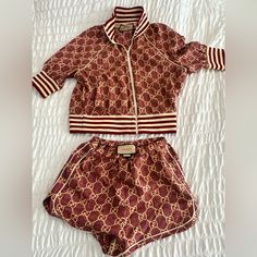 Authentic Gucci Jacket & Shorts Reddish/Maroon/Cream Worn 2x & Like New Top-Medium/Shortssmall Gucci Tank Top, Gucci Outfits Women, Gucci Shorts, Aliyah Core, Core Outfits, Gucci Jacket, Gucci Top, Gucci Outfits, Simple Fits