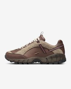 Nike x Jacquemus Air Humara LX Women's Shoes. Nike.com Nike Air Humara Jacquemus, Air Humara Jacquemus, Nike X Jacquemus, Nike Air Humara, Shoe Aesthetic, Gold Color Combination, Walking On Clouds, Trail Shoes, Trail Running Shoes