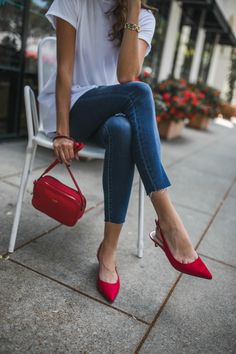 Red Sling Bag Outfit, Red Sandals Outfit Summer, Sling Back Shoes Outfits, Red Shoes Outfit Casual, Sling Back Heels Outfit, Fashion Outfits Red, Red Sandals Outfit, Red Pumps Outfit, Flats Outfit Summer