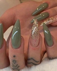 Chame no direct e garanta já sua vaga.💅 #unhaslindas #unhaemfibra #unhaemfibras #unhas #unhasfrancesinhaslindas #unhasdecoradas #unhasemgel #unhasquadradas #unhasamendoadas #unhasalongadas #unhasestileto #nails #naildesign #manicurenails #manicuresdesucesso #manicures #manicureiniciante Nails Acrylic Fall, Nails Acrylic Almond, Green Nail Designs, Simple Acrylic Nails, Fall Acrylic Nails, Long Square Acrylic Nails, Winter Nail Designs, Fall Nail Colors, Gel Nail Designs