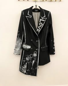 Upcycling Trends 2023, Punk Blazer Diy, Graffiti Outfit, Painted Blazer, Custom Blazer, Ropa Upcycling, Upcycle Clothes Diy, Looks Street Style, Painted Clothes