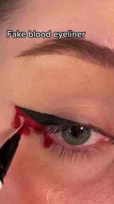 Diy Last Minute Costumes Women, Easy Halloween Eyeliner Ideas, Halloween Makeup Easy Eyeliner, Clown Makeup Eyeliner, Easy Blood Makeup, Simple Halloween Makeup Looks Eyeliner, Halloween Eyeliner Hooded Eyes, Halloween Makeup Looks For School, Cute Halloween Eyeliner