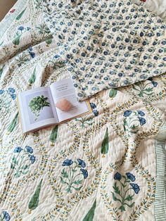 Hand Block Printed Cotton Quilt Reversible Floral Blanket Soft Summer Quilt jaipuri Bedspread Cozy Indian Comforter All Season Quilt - Etsy Aesthetic Quilts, Green Quilts Ideas, Blue And Green Bedding, Aesthetic Quilt, Cottagecore Quilt, Floral Quilt Bedding, Quilt Bedroom, Cottage Style Bedroom, Bible Aesthetic