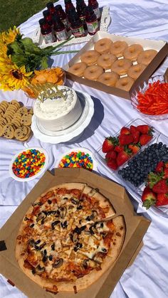 picnic ideas aesthetic picnic Food And Desserts, Lots Of Food, Picnic Ideas