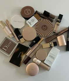 Brown Makeup Products, Makeup Aesthetic Products, Aesthetic Makeup Products, Makeup Products Aesthetic, Clean Girl Makeup, Aesthetic Products, Makeup Bag Essentials, Makeup Is Life, Eye Makeup Pictures