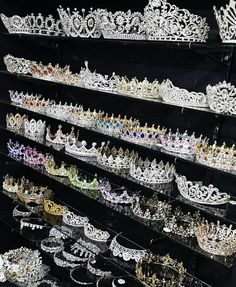 there are many tiaras on display in the store