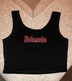 "Super cute glitter \"Bebesota\" crop top porque tu no eres Bebecita eres Bebesota !! This shirt is super cute for his upcoming concerts or for a super cute gift ❣️" Trendy Festival Tops With Letter Print, Trendy Letter Print Tops For Festivals, Casual Letter Print Tank Crop Top, Cute Black Summer Crop Top, Cute Black Crop Top For Summer, Trendy Letter Print Tank Crop Top, Stretch Summer Crop Top With Letter Print, Stretch Letter Print Crop Tank Top, Casual Crop Top Tank Top For Festival