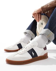 Zapatos, botas y zapatillas de deporte de Polo Ralph Lauren Listas para entrar en tu zapatero Diseño de corte bajo Cierre con cordones Tobillo acolchado Detalle insignia de la marca Polo Ralph Lauren Suela de goma Suela texturizada antideslizante Ralph Lauren Heritage, Polo Sneakers, Polo Ralph Lauren Shoes, Polo Shoes, Trainer Heels, Boots Sneakers, White Trainers, Boots And Sneakers, Curves Workout