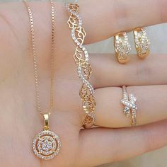 Set Design Ideas, Simple Bridal Jewelry, Diy Hair Accessories Ribbon, Diamond Pendants Designs, Gold Jewelry Stores, Jewelry Accessories Ideas