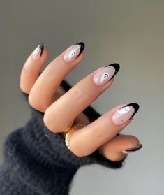 27+ Easy & Cute Halloween Nails For A Spooktacular Night Classy Halloween Nails, Halloween Nail Colors, Easy Halloween Nails Design, Acrylic Nails Almond Shape, Black Halloween Nails, Halloween Nails Diy, Nail Art Halloween, Holloween Nails, Halloween Nails Easy