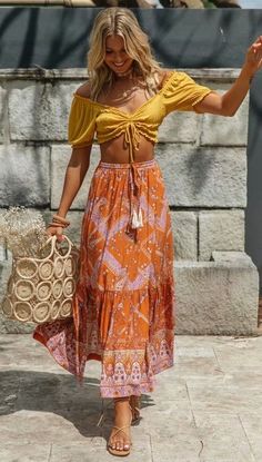 Products Display, Floral Print Maxi Skirt, Ruffle Maxi Skirt, Bohemian Style Clothing, Hippie Skirts, Boho Style Outfits, Diy Vetement