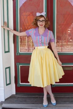 Kitsch Outfit Ideas, 1970s Inspired Outfits, 50s Inspired Outfits, Retro Outfit Ideas, Dapper Day Outfits, Rockabilly Skirt, Johnny Rockets, Disney Dapper Day, Bright Outfit