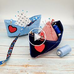 ✓✓ Nähe dir das Nadelkissen in Form eines Bootes nach dem kostenlosen Schnittmuster im Snaply-Magazin. Hier geht's zur Anleitung zum Nadelboot! christmas gift for m! Creative Easter Baskets, Gift Basket Ideas Christmas, Homemade Gift Baskets, Diy Gifts For Girlfriend, Hot Chocolate Gifts, Neighbor Christmas Gifts, Diy Gifts For Dad, Diy Gifts For Mom, Christmas Gift Basket Ideas