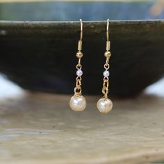 Small Cream Swarovsky Pearls With Gold Plated Wire Wrapping And Ear Wire Hypoallergenic And Safe For Sensitive Skin All Earrings Are Handmade By Me! Each Pair Will Have A Unique Appearance That May Differ From The Pictures, But Materials Used Will Be Identical. If You Have A Request For Altering A Pair Of Earrings Please Reach Out And I Will Let You Know If I Can Make It Happen! Round Bead Earrings, Pearl Wire Earrings, Small Bead Earrings, Wire And Bead Earrings, Easy Earrings Diy, Simple Wire Earrings, Homemade Jewelry Earrings, Easy Earrings, Wire Earrings Handmade