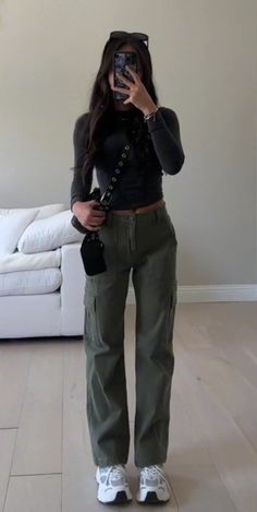 Petite Cargo Pants, Aritzia Outfit Aesthetic, March Outfits Casual, First Date Outfit Casual, Normcore Outfits, Casual Night Out Outfit, Cargo Pants Outfits, Casual College Outfits, Date Outfit Casual