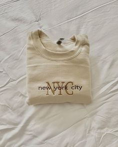 Embroidery Clothing, Vintage Nyc, New York Sweatshirt, Sweater Ideas, Embroidery Hoodie, Nyc Design, Color Sweater, Sport Lifestyle, Embroidered Crewneck