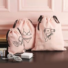 Set Design Ideas, Trendy Travel Bags, Canvas Bag Design, Travel Bag Set, Idee Cricut, Sac Diy, Bag Essentials, Travel Diy, Eco Bag