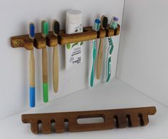 These rustic compact teak toothbrush and toothpaste holders are a great way to help you organize your toothbrush collection in the bathroom. Each toothbrush holder holds 6 toothbrushes along with a standard size tube of toothpaste. Each toothbrush is kept separate for convenience, added hygiene, and to allow them to dry between uses. Because any water can drain away this can help your wooden toothbrushes to last a bit longer. 2 high-quality stainless steel screws and 2 multipurpose wall plugs ar Toilet Accessories Ideas, Toothbrush Holder Ideas, Wooden Toothbrush Holder, Wooden Toothbrush, Toothbrush Organization, Toothbrush And Toothpaste Holder, Toothbrush Storage, Toothpaste Holder, Home Decor Crate