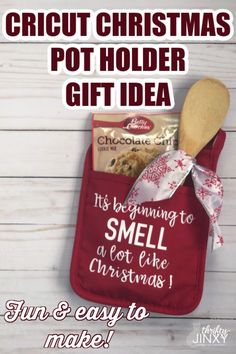 an oven mitt with the words cricut christmas pot holder gift idea