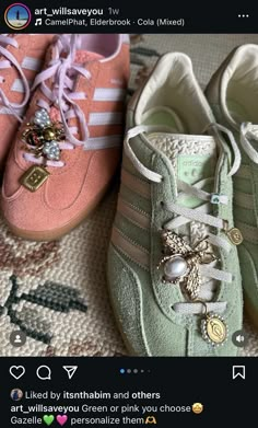 Junk Shoes, Uggs Aesthetic, Upcycle Shoes, Bedazzled Shoes, Charm Ideas, Shoes Charms, Samba Outfit, Diy Sneakers, Converse Style