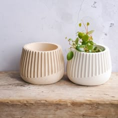 Slow Living homedecor! Small Handmade Pottery Ideas, Clay Pottery Plant Pots, Home Made Plant Pot, Flower Pot Ceramic Pottery, Flower Pot Pottery Ideas, Plant Pots Pottery, Macetas Ceramica Ideas, Clay Plant Pots Handmade