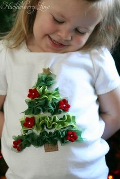 Pompom árbol navideño Diy Christmas Outfit, Christmas Decorations For Kids, Navidad Diy, Tree Shirt, Christmas Sewing, Xmas Crafts