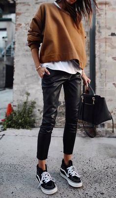 Lederhosen Outfit, Leather Pants Outfit, Black Leather Pants, Trendy Fall Outfits, Leather Trousers, 가을 패션, Spring Style, Outfits Casual, Looks Style