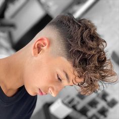 ConfiraDicas e as Últimas Tendencias da Moda aqui no Nosso Perfil do PinterestNos siga e fique Antenado Curly Hairstyles For Boys, Boys Haircuts Curly Hair, Boys Fade Haircut, Top Haircuts For Men, Kids Haircuts, Quiff Haircut, Boy Haircuts Short, Boy Haircuts Long