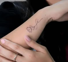 Uma tatto feita próxima ao pulso, de uma rosa, onde o cabo da flor, forma a palavra fé, traços bem finos e delicados Hand Written Tattoos, Pretty Cross Tattoo, Dove Tattoos, Tulip Tattoo, Finger Tattoo For Women, Small Rose Tattoo, Unalome Tattoo, Writing Tattoos, Classy Tattoos