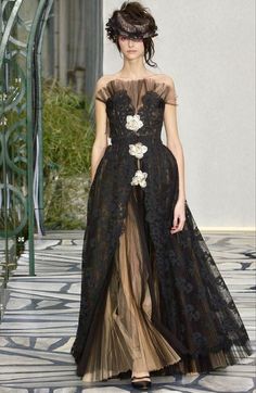 Vintage Chanel Couture Gowns, Chanel Long Dress, Vintage Chanel Couture, 2003 Fashion, 2003 Runway, Chanel Runway, Paris Haute Couture, Fashion Chanel, Model Walks