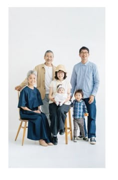 Family Portrait Idea, Family Photography Studio Ideas, Photo Family Ideas Studio, Family Self Photo Studio, Korean Family Photoshoot Studio, Cool Family Photos, Big Family Photoshoot Studio, Family Photo Studio Ideas, Family Picture Studio