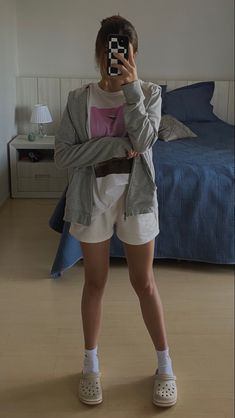 Crocks Outfits Aesthetic, Light Grey Crocs Outfit, Crocs Asthetics Outfit, White Crocs Outfit Ideas, Crocs With Shorts, Styling Crocs For Women, Cream Crocs Outfit, White Crocs Outfit Summer, Crocs Shoes Outfit