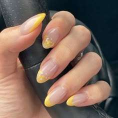 Yellow Themed Nails, Light Yellow Nails Almond, Nail Inspiration Yellow, Winter Yellow Nails, Light Yellow Nail Designs, Birthday Nails Yellow, Yellow Nails Spring, Almond Yellow Nails, Nail Art Designs Yellow