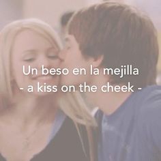 a man and woman kissing each other with the caption'un beso en la mejilla - a kiss on the cheek '