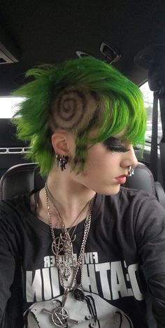 Weird Hairstyles Aesthetic, Punk Hair Dye Ideas, Dyed Buzzed Hair Women, Short Alternative Hair, Alternative Hair Styles, Alt Hair Colors, Extremely Short Hair, Ugly Hairstyle, Dyed Mullet