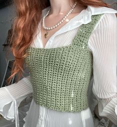 Small Knitting Ideas, Crochet Top Outfit, Mode Crochet, Crochet Tops Free Patterns, Crochet Clothing And Accessories, Crochet Summer Tops, Crochet Fashion Patterns, Crochet Diy, Crochet Top Pattern