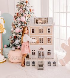 🎄 Perfect Christmas Gift for Imaginative Play! 🎄 Introduce your child to a world of creativity and learning with our Handmade Wooden Dollhouse - House of New York. Designed to inspire imaginative play, this charming dollhouse is a thoughtful and educational gift that combines craftsmanship with quality. Ideal for holidays, birthdays, or any special occasion, it provides endless hours of role-playing fun and learning. Handcrafted with High-Quality Wood: Made entirely of premium quality wood and Target Doll House, Two Story Playroom, Doll House Bookshelf, Giant Bedroom, Dollhouse Aesthetic, Toddler Dollhouse, Boho Dollhouse, Wood Doll House, Best Doll House