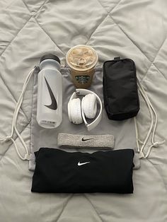 Stay prepared and stylish with these gym essentials. From hydration to motivation, this collection has everything you need for an efficient workout session. Discover more fitness tips and gear on our page. #pulseforgegym #fitness #motivation #workout Gym Supplies, Gym Bag Essentials, Foto Top, Gym Aesthetic, Airpods Max, Sports Aesthetic, Gym Essentials