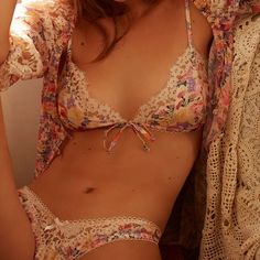 Soft Silky Satin Combines With Delicate Scalloped Lace On This Ethereal Bralette. Complete With Pretty Contrast Loop Detailing Throughout. Langray Outfits, Lace Bra Outfit, Cute Lingerie Sets, Delicate Lingerie, Floral Lingerie, Lace Set, Pretty Lingerie, Love And Lemons, Beautiful Lingerie