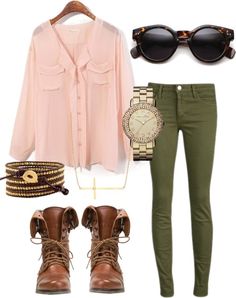 Love the top hate the pants, wearing dark green pants with a light link top; would be excruciating, this is excruciating to even look at. Army Green Pants, Mode Tips, Olive Pants, Boating Outfit, Green Jeans, Wear Green, Green Pants, Inspiration Mode, Pink Blouse