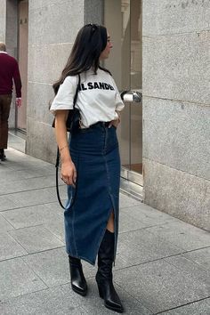 Boho Beauty: Styling a Denim Skirt for a Bohemian Look Denim Maxi Skirt Outfit, Trendy Outfits Winter, Maxi Skirt Outfits, Trendy Denim, Going Viral, Looks Street Style